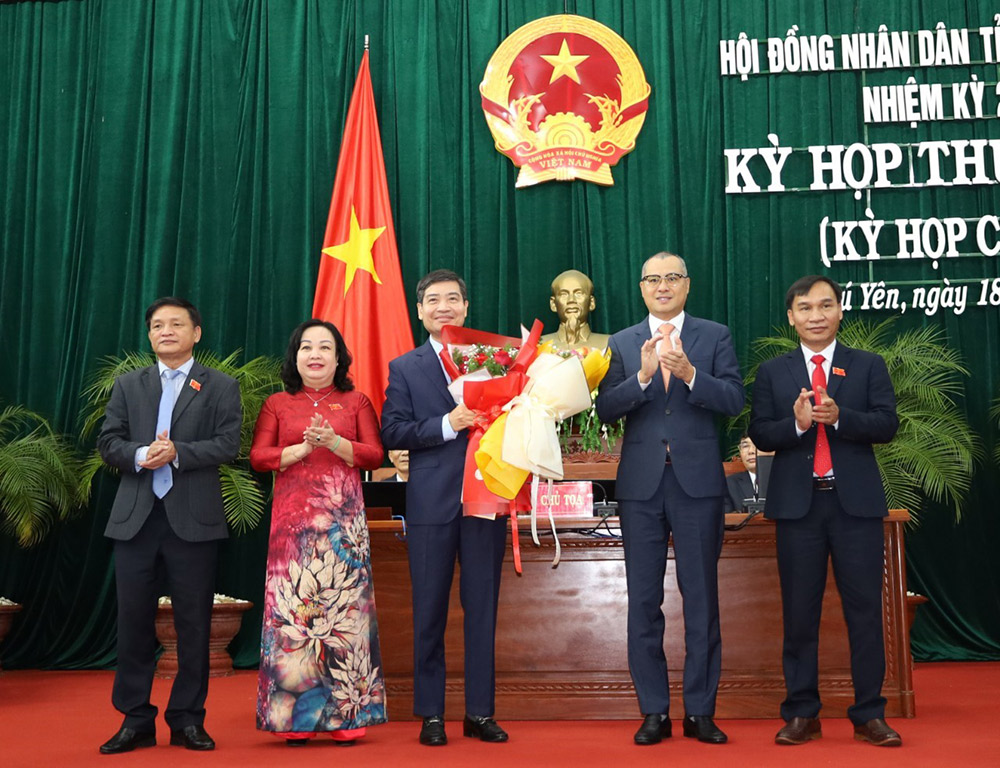 Các đồng lãnh đạo tỉnh tặng hoa chúc mừng đồng chí Tạ Anh Tuấn được bầu giữ chức Chủ tịch UBND tỉnh. Ảnh: NGỌC THẮNG